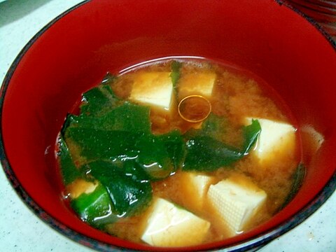 豆腐とワカメのピリ辛★味噌スープ